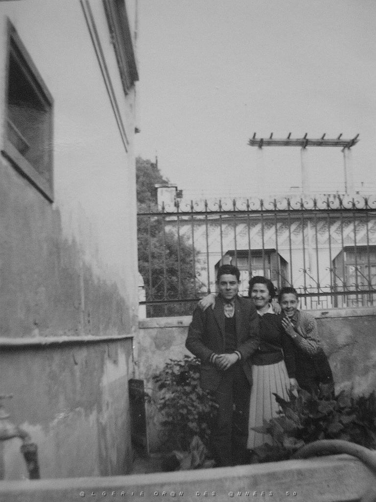 40 avec maman et francois au fond du jardin.JPG -           